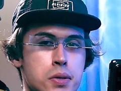 novinho afeminado fofo no cenario pc music no grindr vendo rola piroca cu punheta
